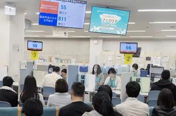 相模原市役所内年金課窓口のモニターで紹介動画を放映している様子