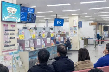 相模原市役所内住民課窓口モニターにペットセレモニーファミリアの紹介映像が表示されている様子